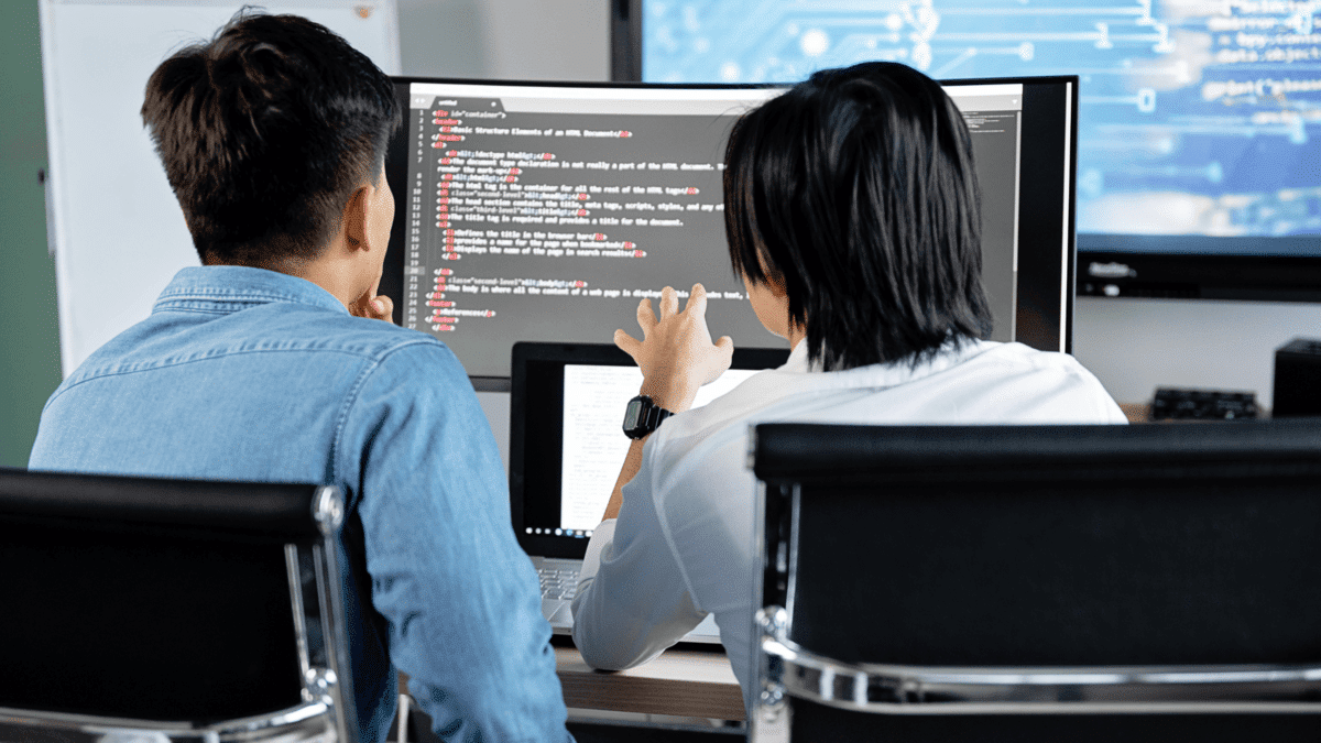 image of two men as cloud specialists in IT infrastructure
